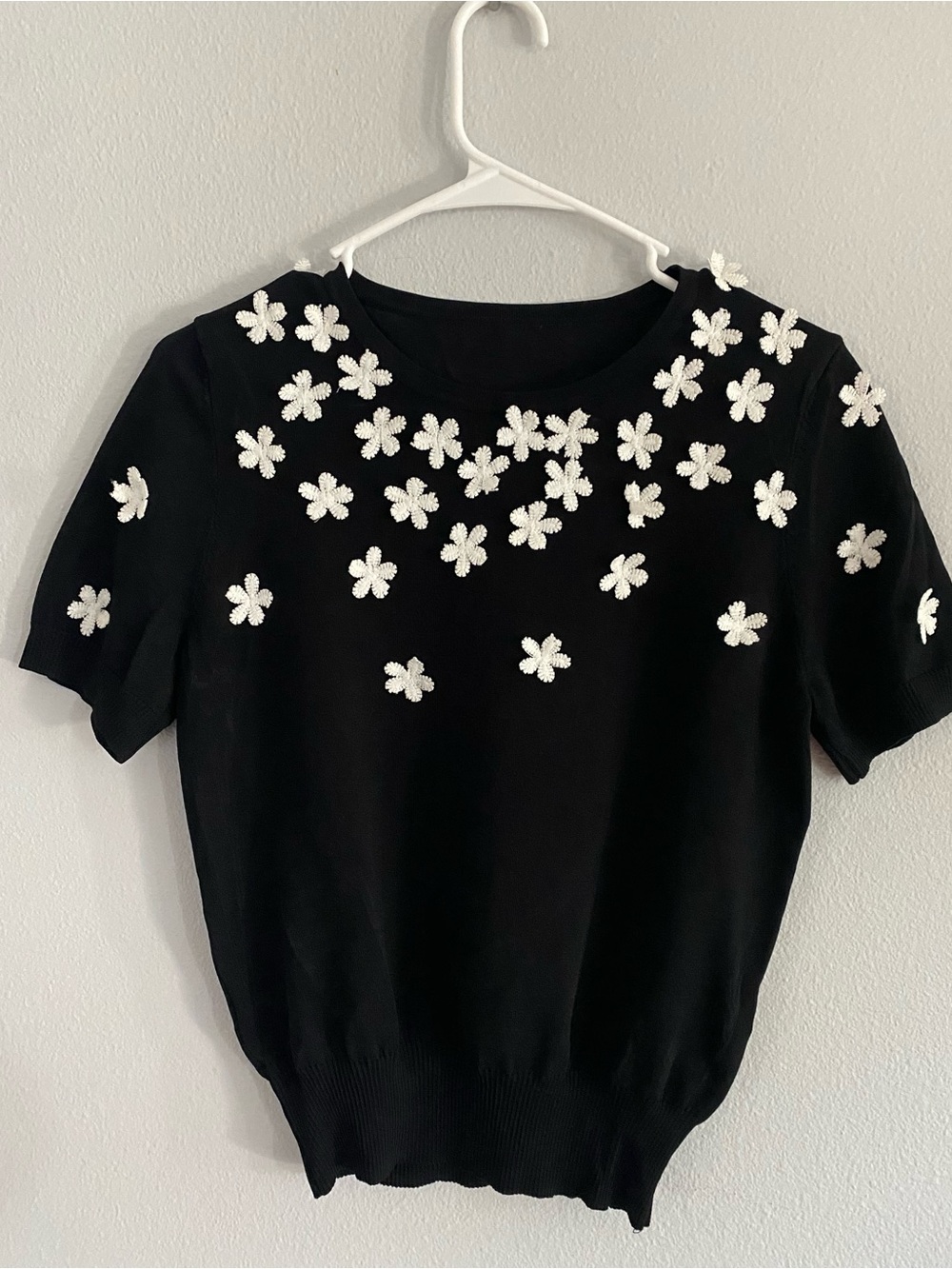 Black Floral Appliqué Short-Sleeve Knit Top